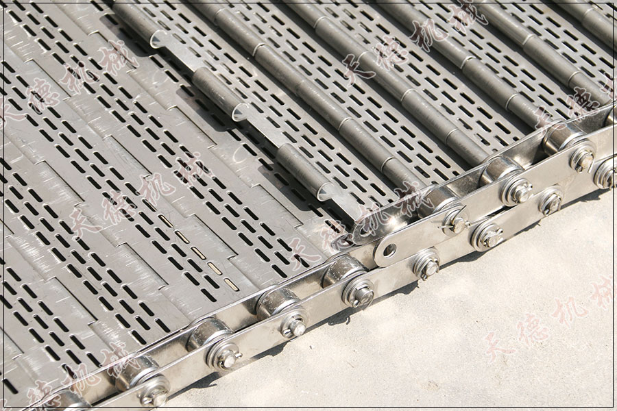金属输送链板输送面的打孔与凸点的使用好处